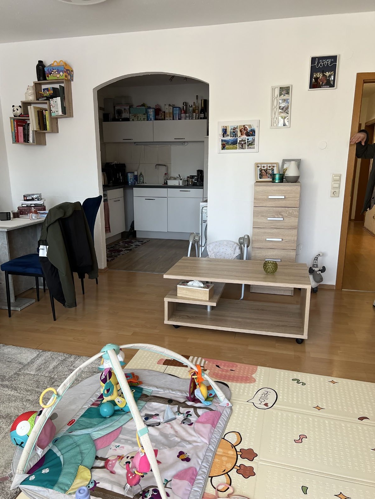 Beispielhafter Wohnbereich mit offener Küche
