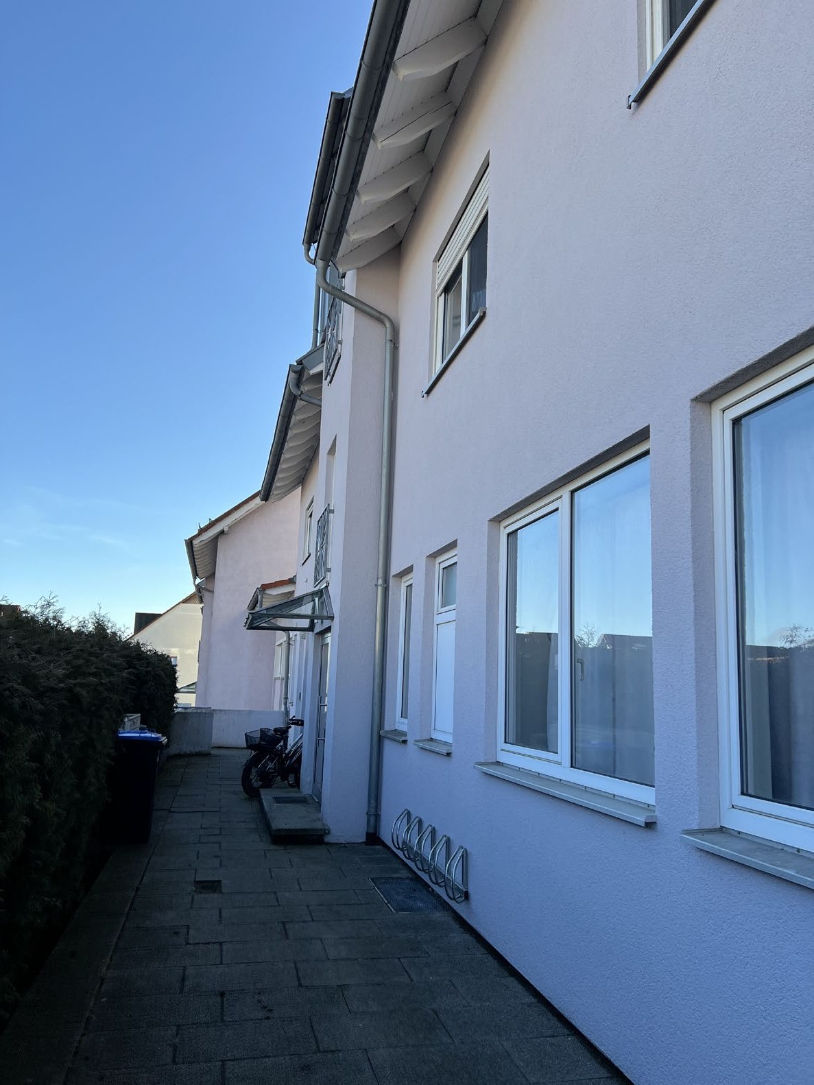 Seitliche Fassade des Wohn- und Geschäftshauses
