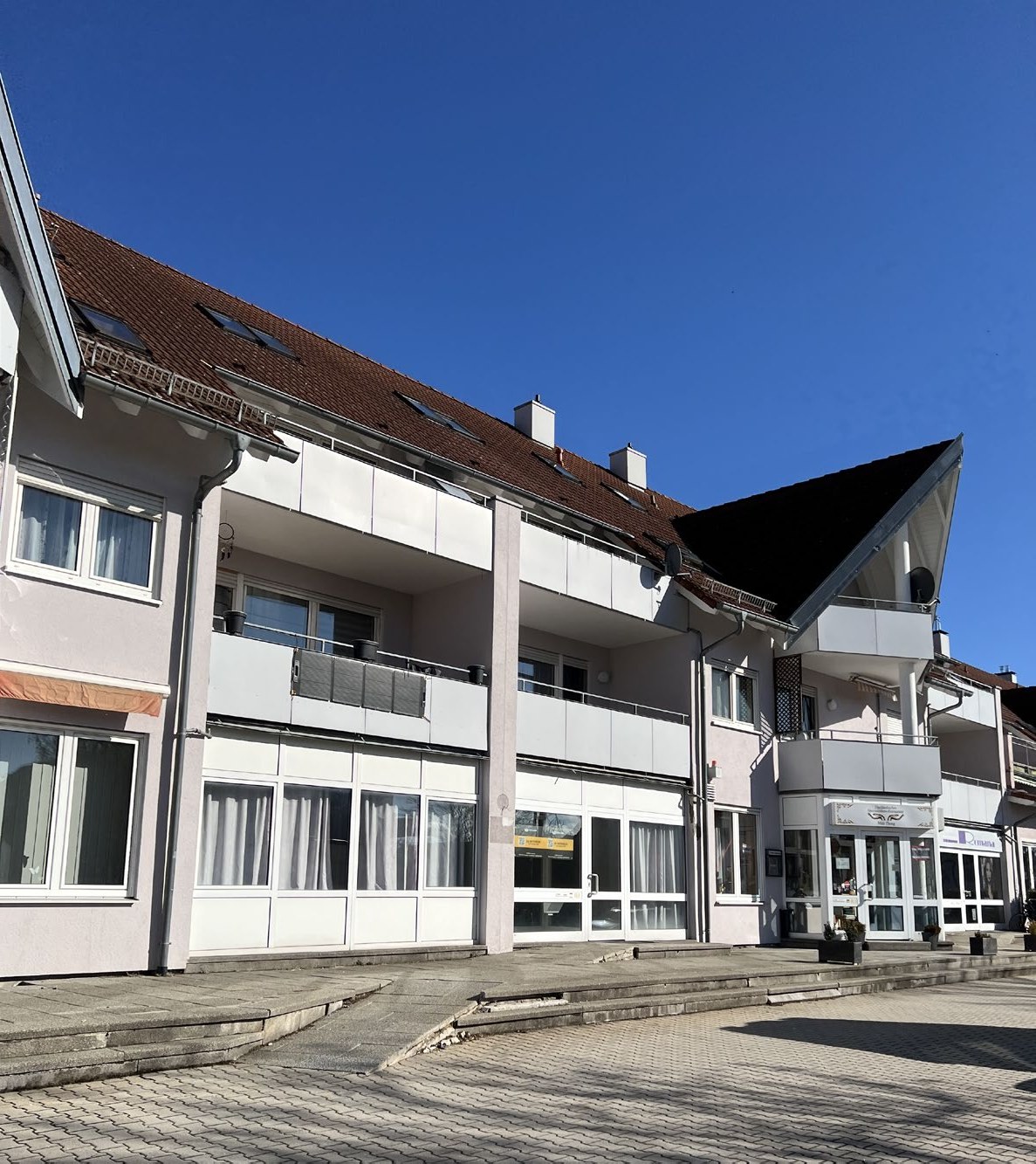 Fassade mit Gewerbeflächen im Erdgeschoss