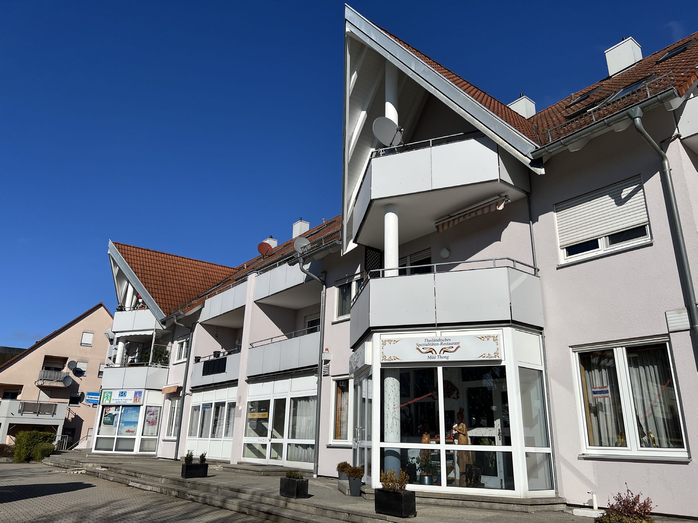 Straßenansicht Johann-Sattler-Straße mit Thai-Restaurant
