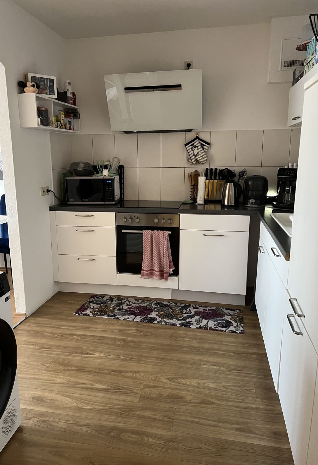 Moderne Einbauküche mit Backofen